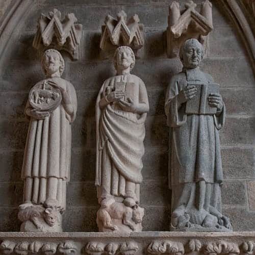 Statues représentant les apôtres