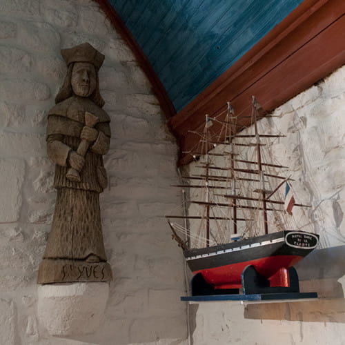Statue de Saint Yves et ex-voto