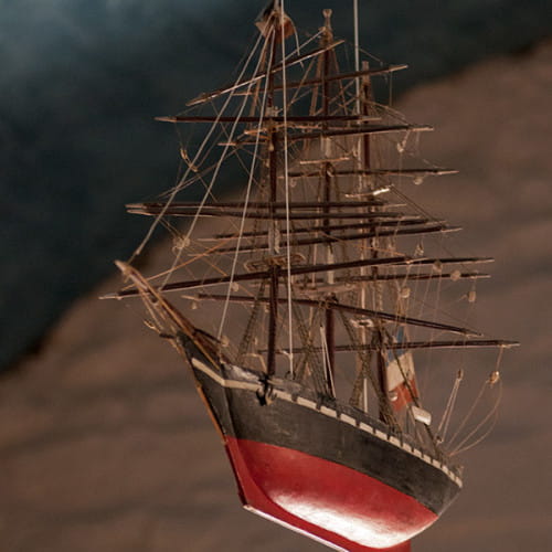 Maquette de bateau suspendu