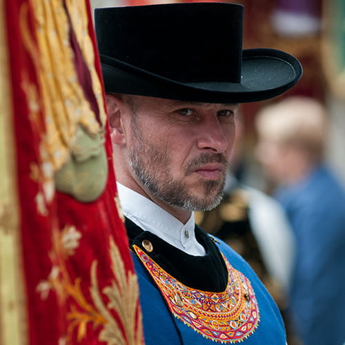 Homme en costume traditionnel glazik