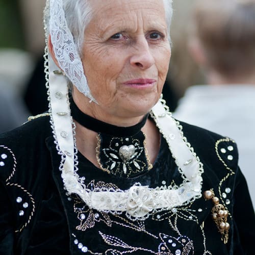 Bretonne en costume et coiffe