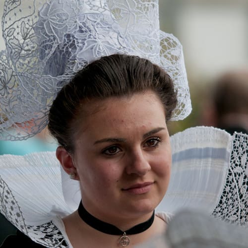 Jeune bretonne en coiffe