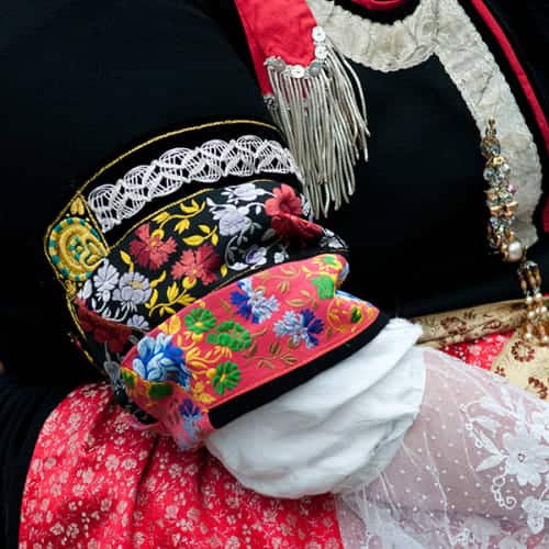 Détail de costume brodé