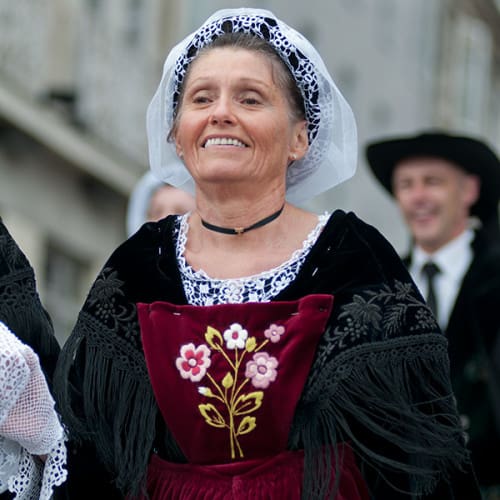 Femme en costume traditionnel breton
