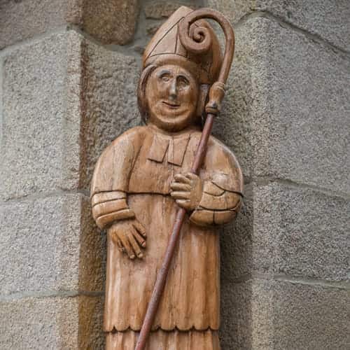 Statue de Saint Yves en bois
