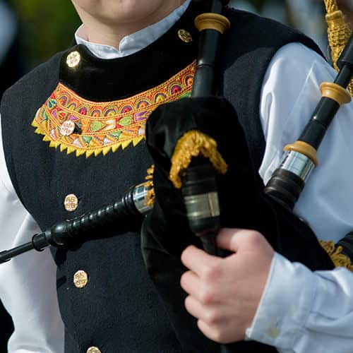 Costume finement brodé