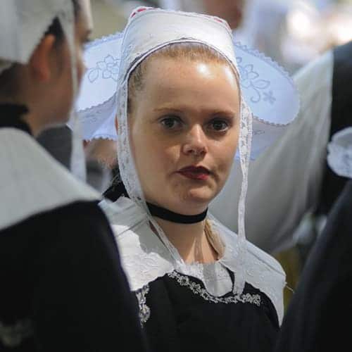 Jeune femme portant la coiffe