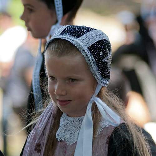 Fillette portant un bonnet traditionnel