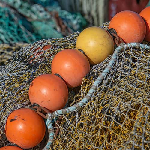 Flotteurs ronds sur un filet de pêche