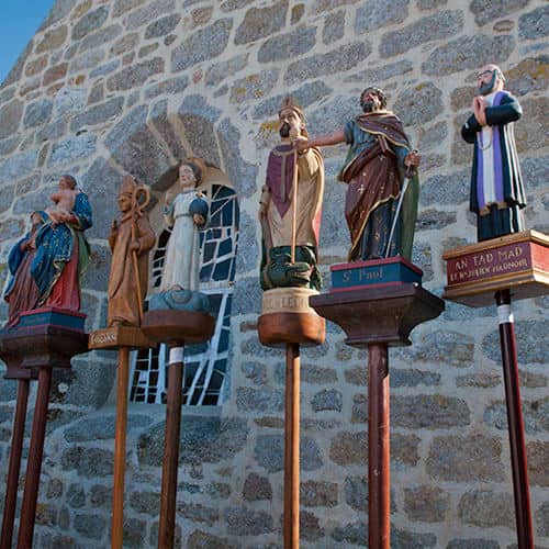 Statuettes de petits saints bretons