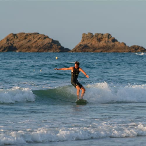 Surfeur sur la côte d'Emeraude