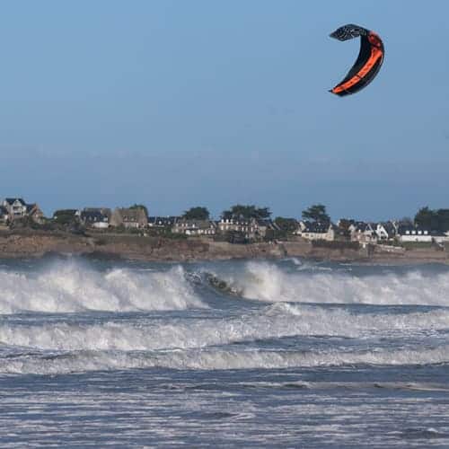 Kite-surfeur dans les vagues